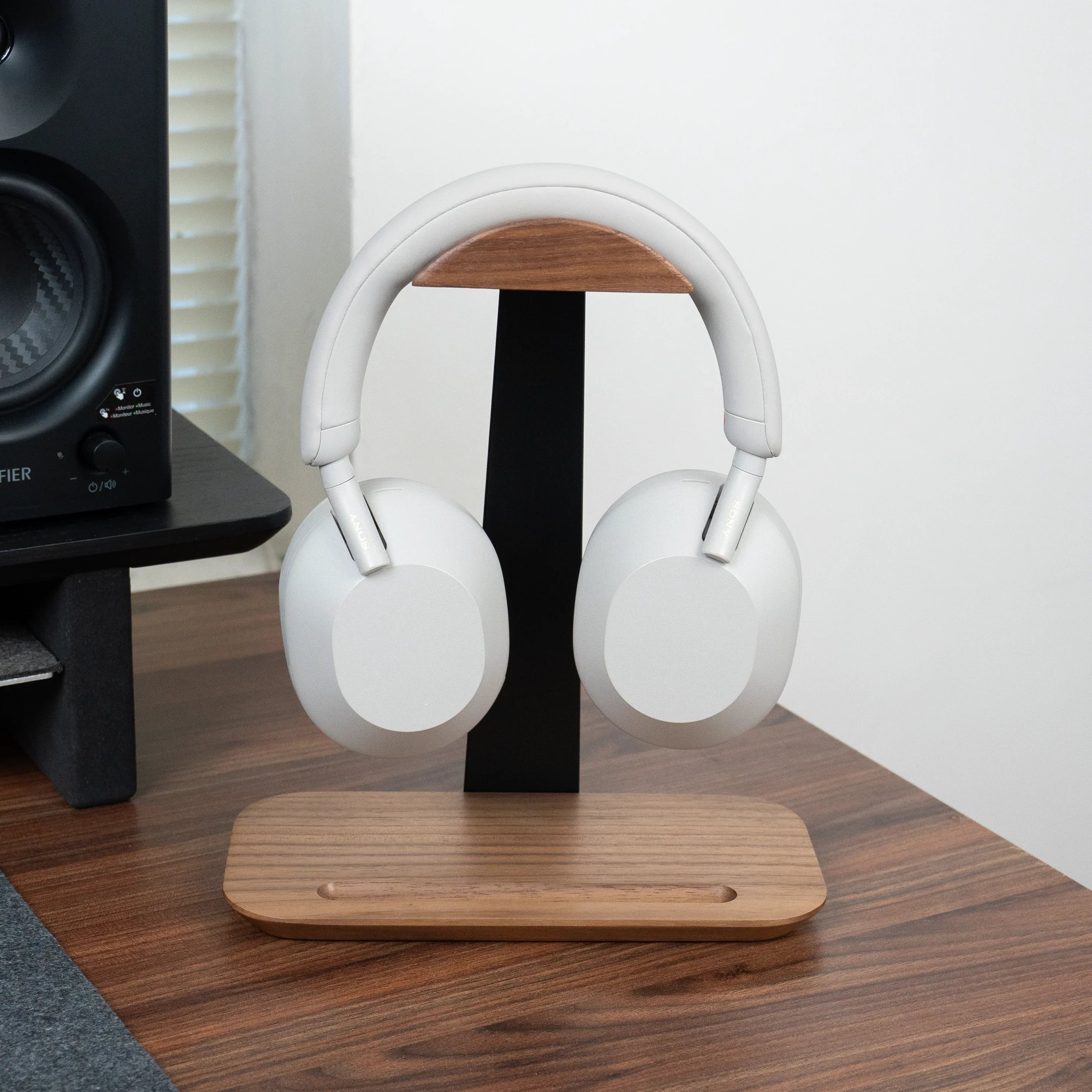 Headphone Stand Cockpit